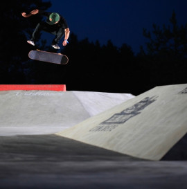 Andrzej Kwiatek kickflip.