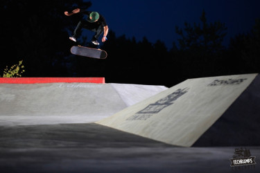 Andrzej Kwiatek kickflip.