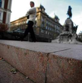 Deskorolkarze zniszczyli płyty na placu Matejki