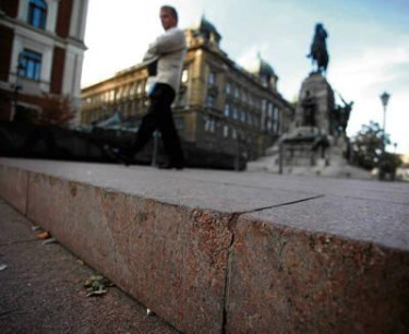 Deskorolkarze zniszczyli płyty na placu Matejki