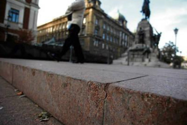 Deskorolkarze zniszczyli płyty na placu Matejki