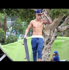 Justin Bieber - Skateboarding 