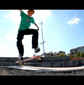 MANUAL DOUBLE KICKFLIP MANNY BODY VARIAL OUT - ALEX RADEMAKER