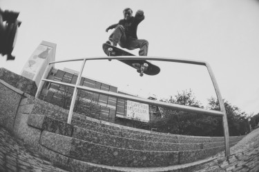 Picnic at Berlin z Youth Skateboards.