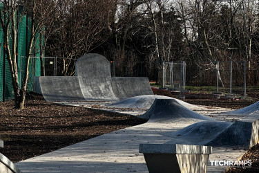 Po lekcjach wbijamy na skatepark! Nowy obiekt przy Szkole Podstawowej nr 78 w Krakowie. 