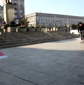 Warszawa w budowie, nowe przeszkody na pomniku Witosa, jeździ Tomek Ziółkowski